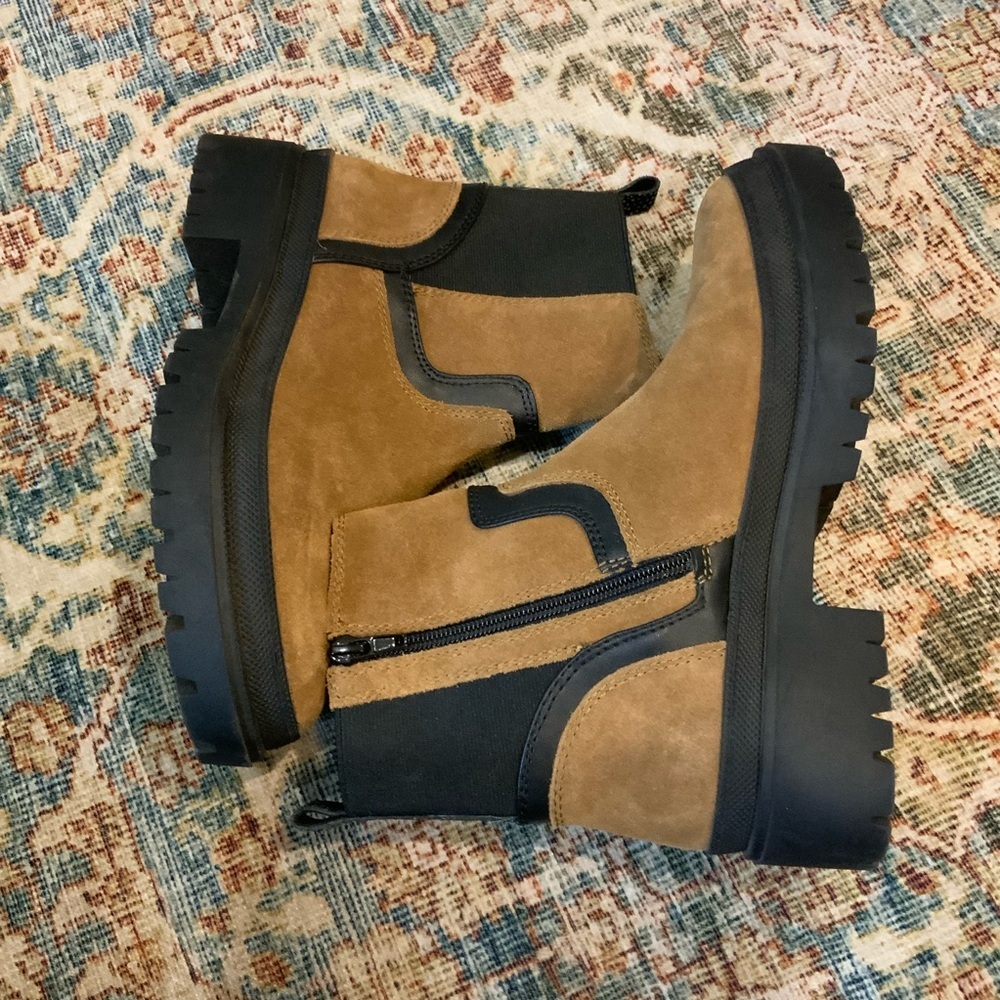 Like new Lucky Brand lug sole platform Chelsea boots